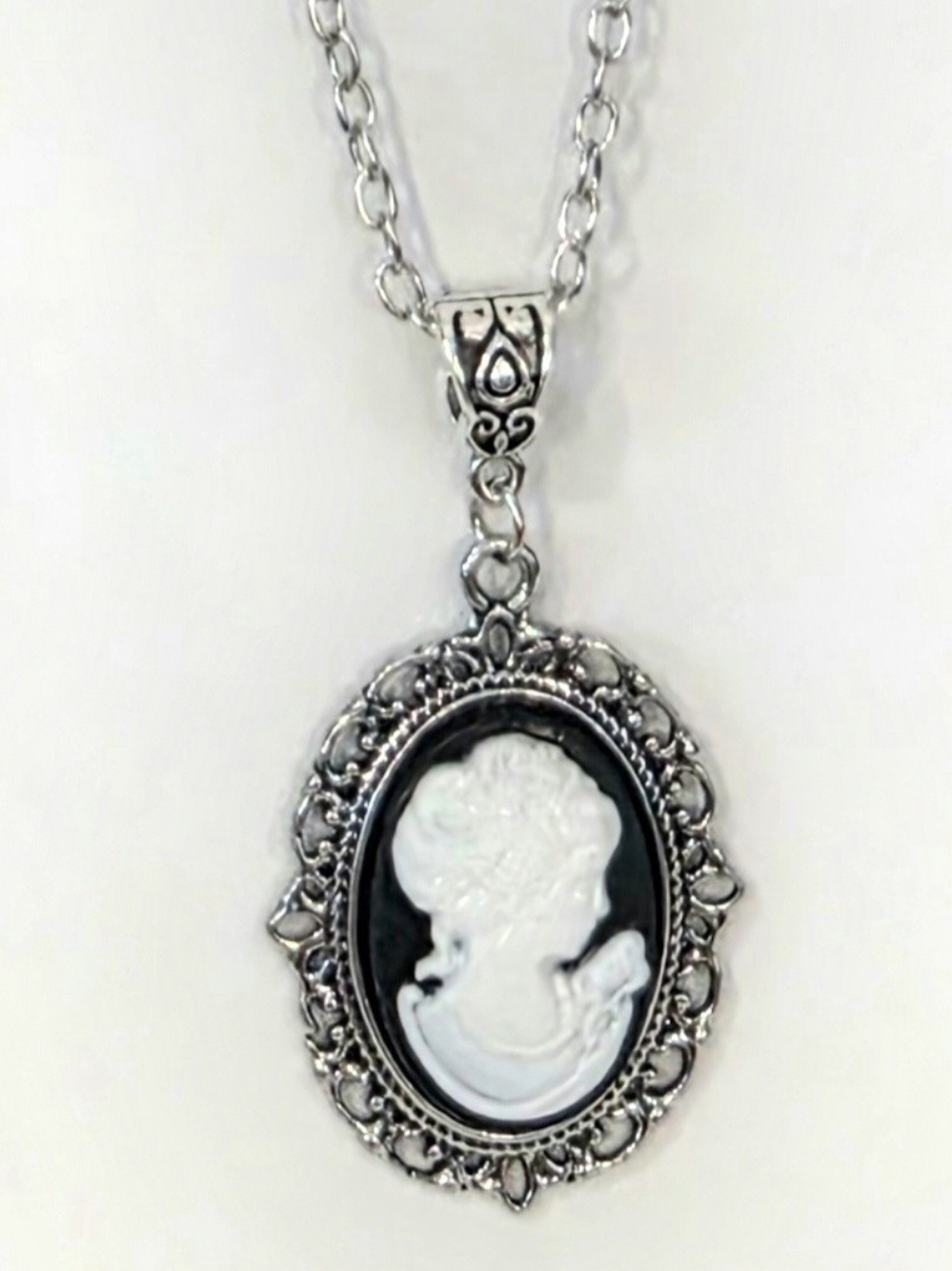 Vintage-Inspired Silver, Black & White Cameo Pendant Necklace Sz 22.75"